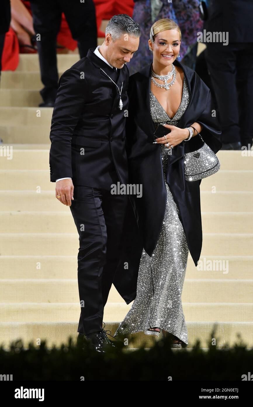 Rita Ora und Taika Waititi nehmen am 13. September 20 an der Met Gala 2021 in America: A Lexicon of Fashion im Metropolitan Museum of Art Teil Stockfoto