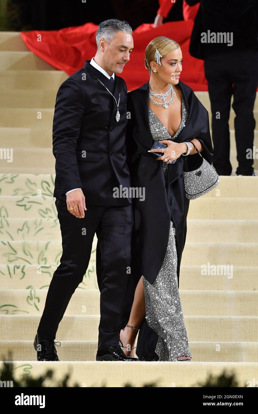 Rita Ora und Taika Waititi nehmen am 13. September 20 an der Met Gala 2021 in America: A Lexicon of Fashion im Metropolitan Museum of Art Teil Stockfoto