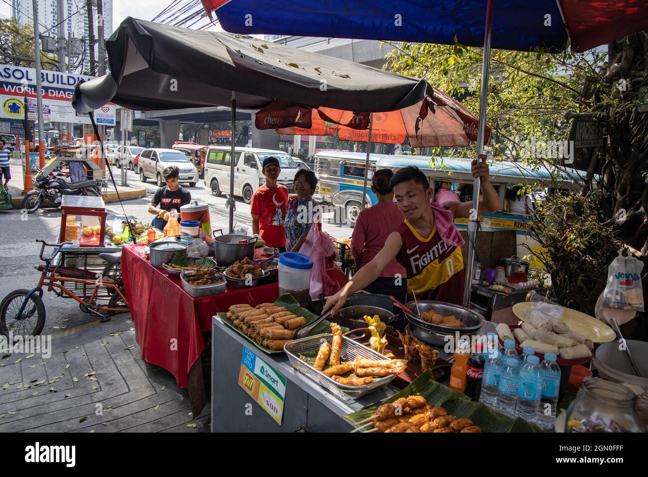 Verkaufsstand für Street Food in der Innenstadt von Manila, der Region der Hauptstadt, den Philippinen und Asien Stockfoto