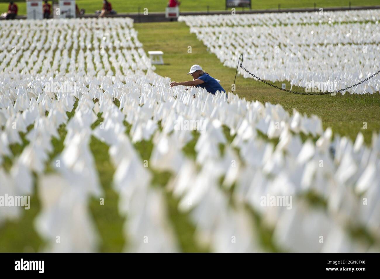 Washington, Usa. September 2021. Mehr als 600,000 Flaggen, die ein Leben darstellen, das COVID-19 in den Vereinigten Staaten verloren hat, stehen auf der National Mall als Teil von „in America: Remember“, einer öffentlichen Kunstinstilation der Künstlerin Suzanne Firstenberg am Dienstag, den September, am Fuße des Washington Monument in Washington, DC. 21, 2021. Foto von Bonnie Cash/UPI Credit: UPI/Alamy Live News Stockfoto