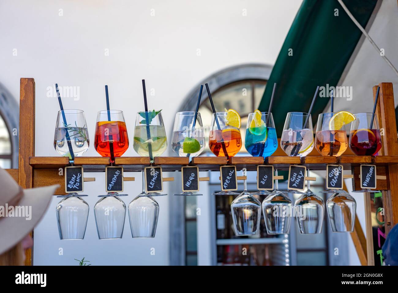 09.08.2021: Ljubljana, Slowenien: Bunte Cocktail-Longdrink-Proben in Ljubljana auf der offenen Küche odprta kuhna Gastronomie-Veranstaltung Stockfoto