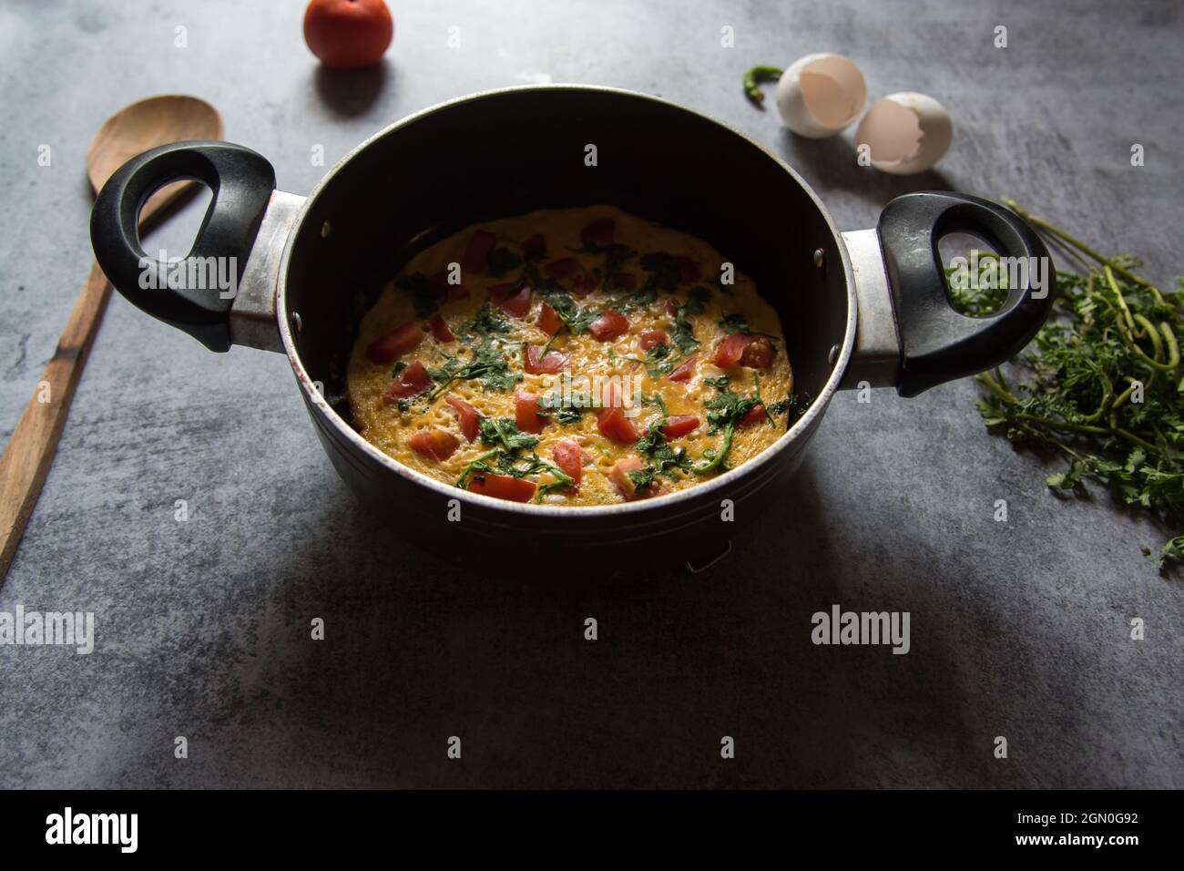 Frühstück Essen gefüllte Omelette mit grünem Gemüse in einer Pfanne. Nahaufnahme. Stockfoto