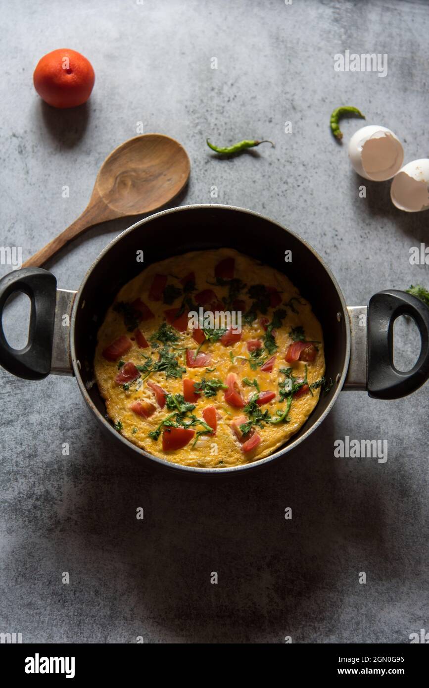 Frühstück Essen gefüllte Omelette mit grünem Gemüse in einer Pfanne. Nahaufnahme. Stockfoto