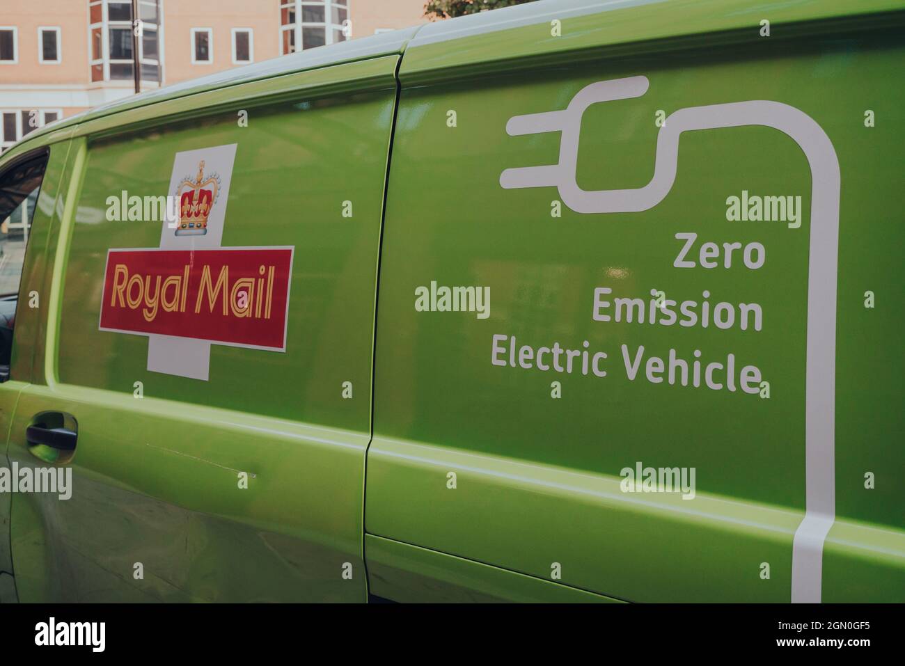 London, Großbritannien - 03. September 2021: Nahaufnahme des grünen, elektrischen Royal Mail Transporters, der auf einer Straße in London geparkt ist. Royal Mail erhöht die Zahl aktiv Stockfoto