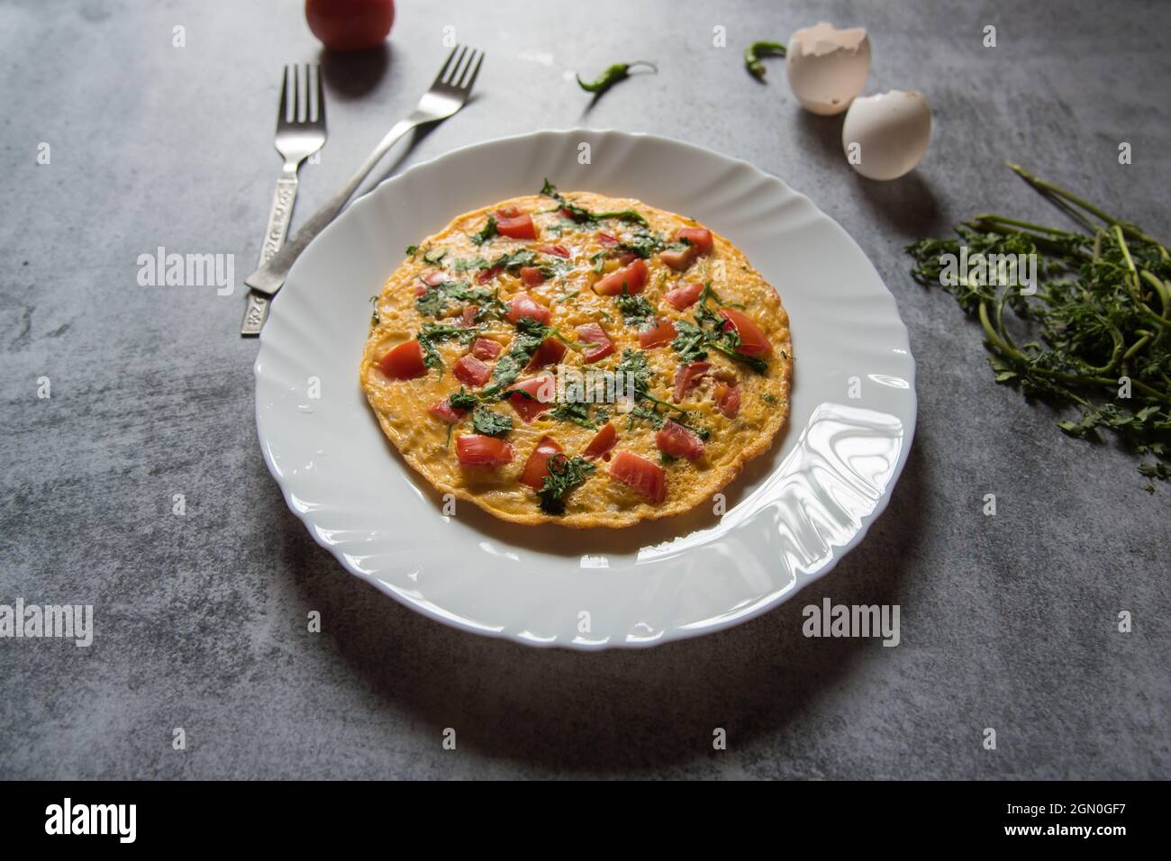 Bereit, Kräuter gefüllt Omelette in einem Teller zu essen. Draufsicht. Stockfoto