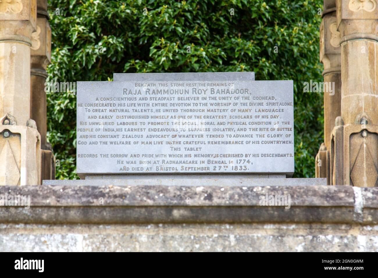 Nahaufnahme der Gedenktafel am Denkmal für Raja Rammohun Roy Bahadoor, Friedhof Arnos Velle, Bristol Stockfoto