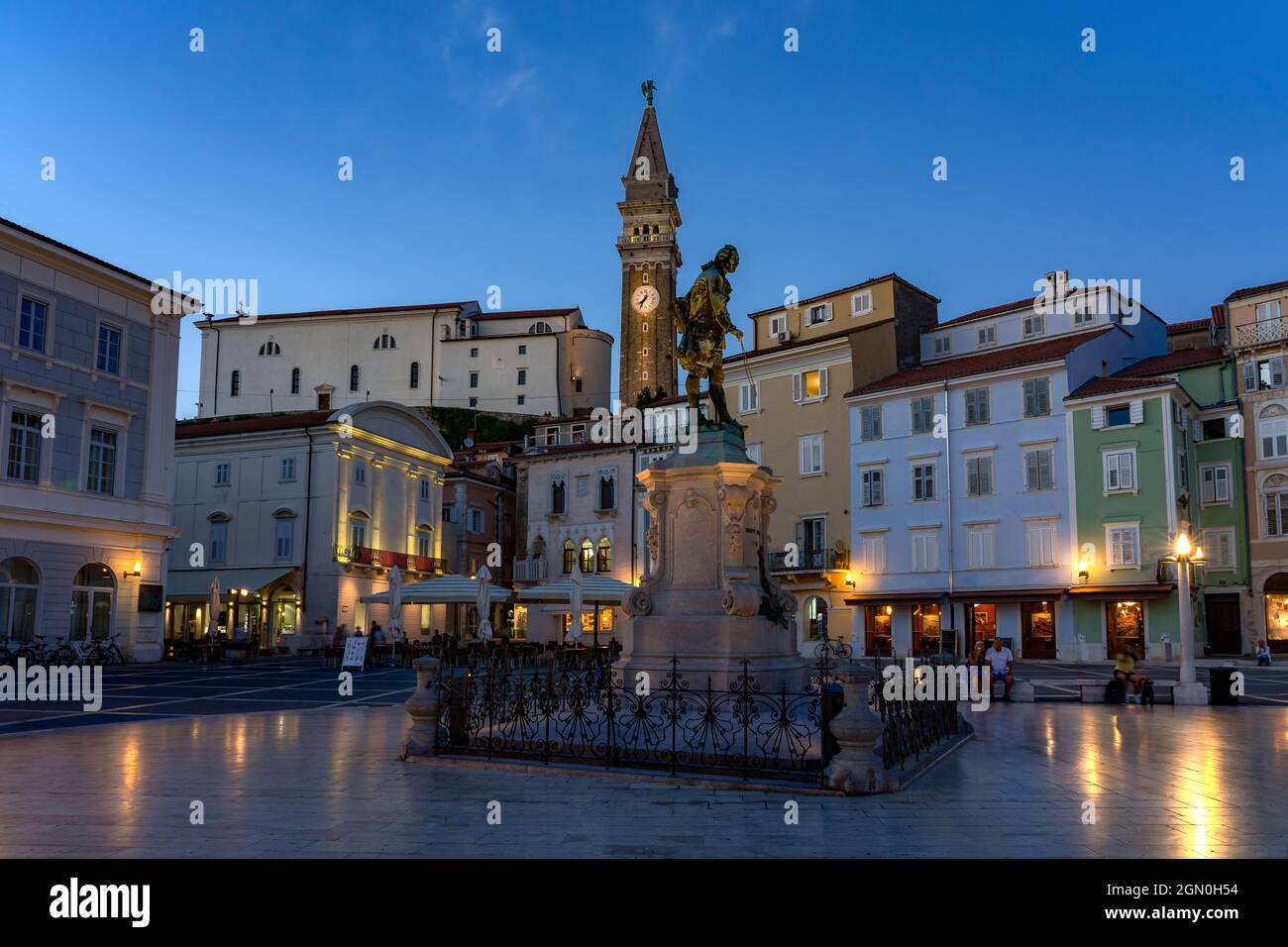 Tartini Central Square in der Abenddämmerung mit Stadtlichtern in Piran Slowenien Stockfoto
