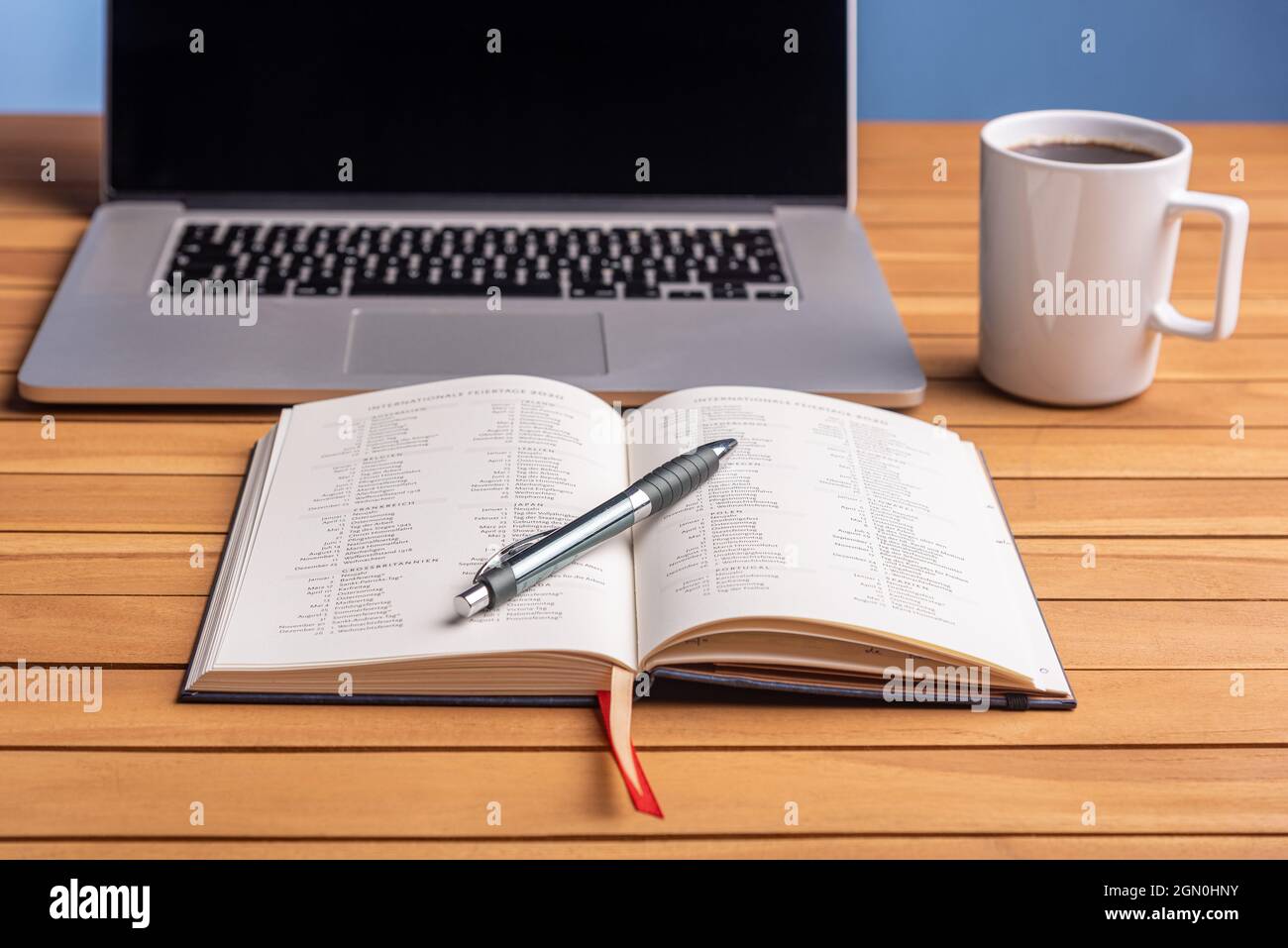 Büro Schreibtisch mit einer Tasse Kaffee Computer Laptop, Notebook, Stift Stockfoto