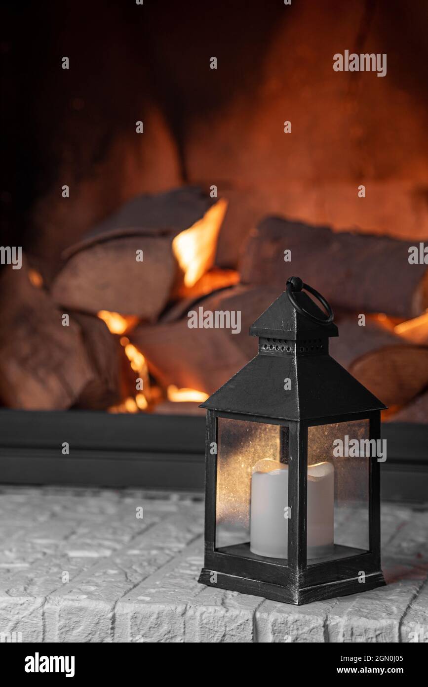 Elektrische Laterne vor dem Kamin Stockfoto