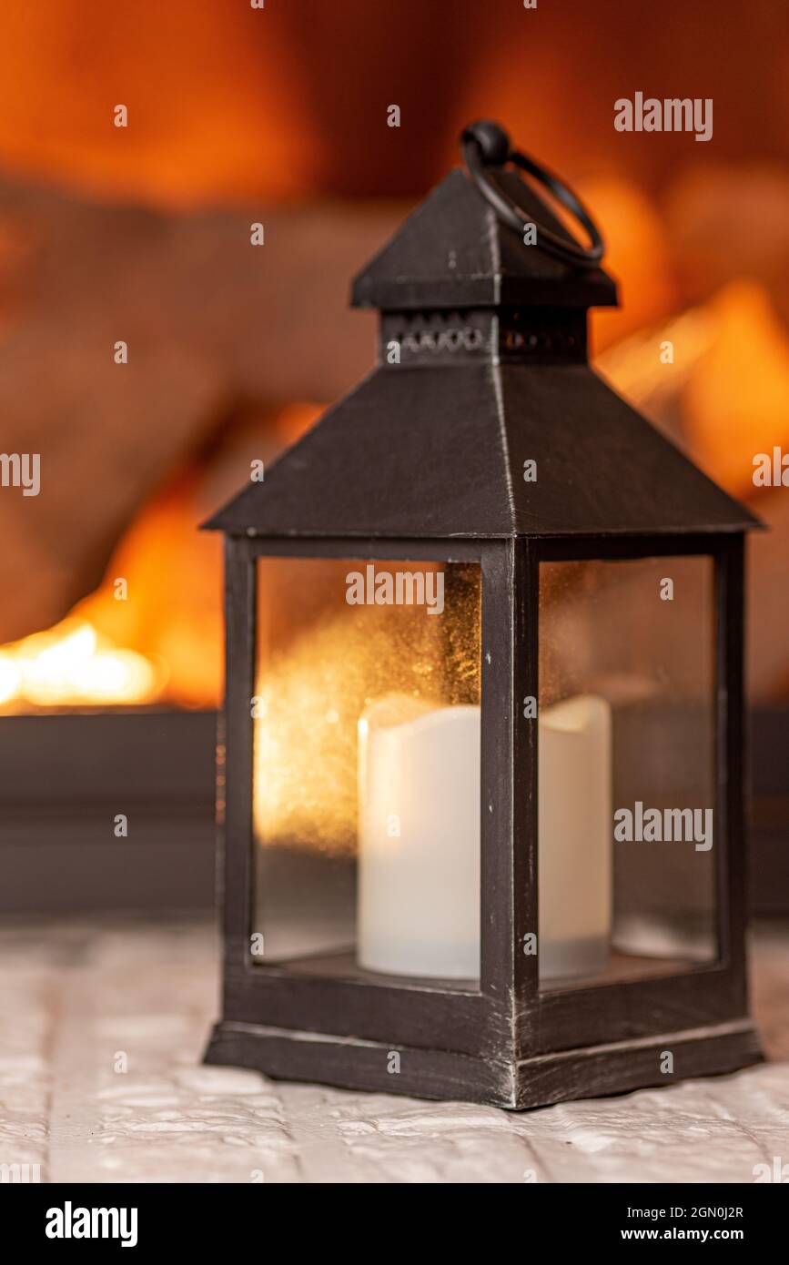 Elektrische Laterne vor dem Kamin Stockfoto