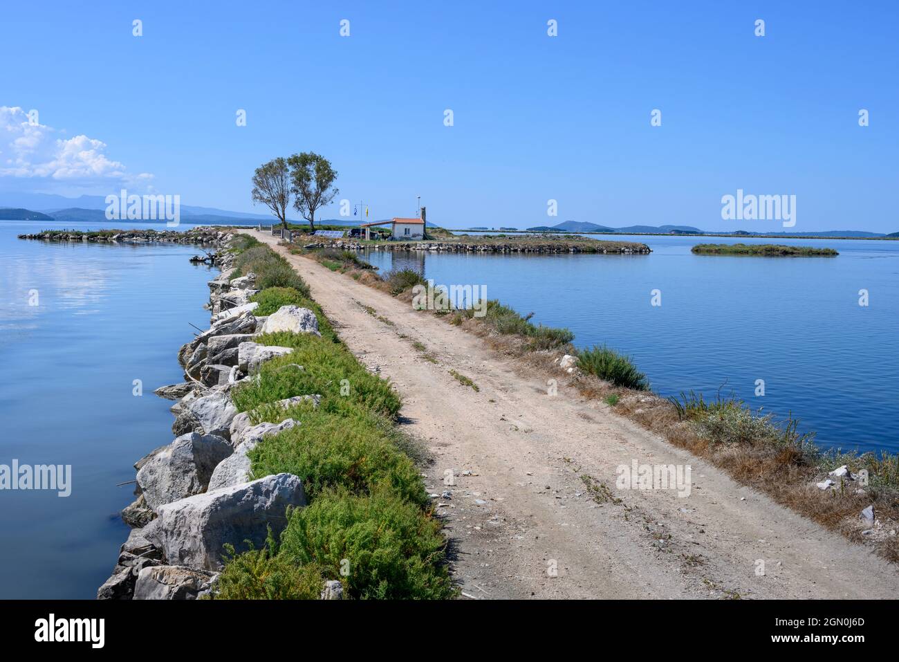 Der Damm bei Platanaki bei Neohori auf der Nordseite der Gemeinde Ambrakian Gulf Arta, Epirus, Griechenland. Stockfoto