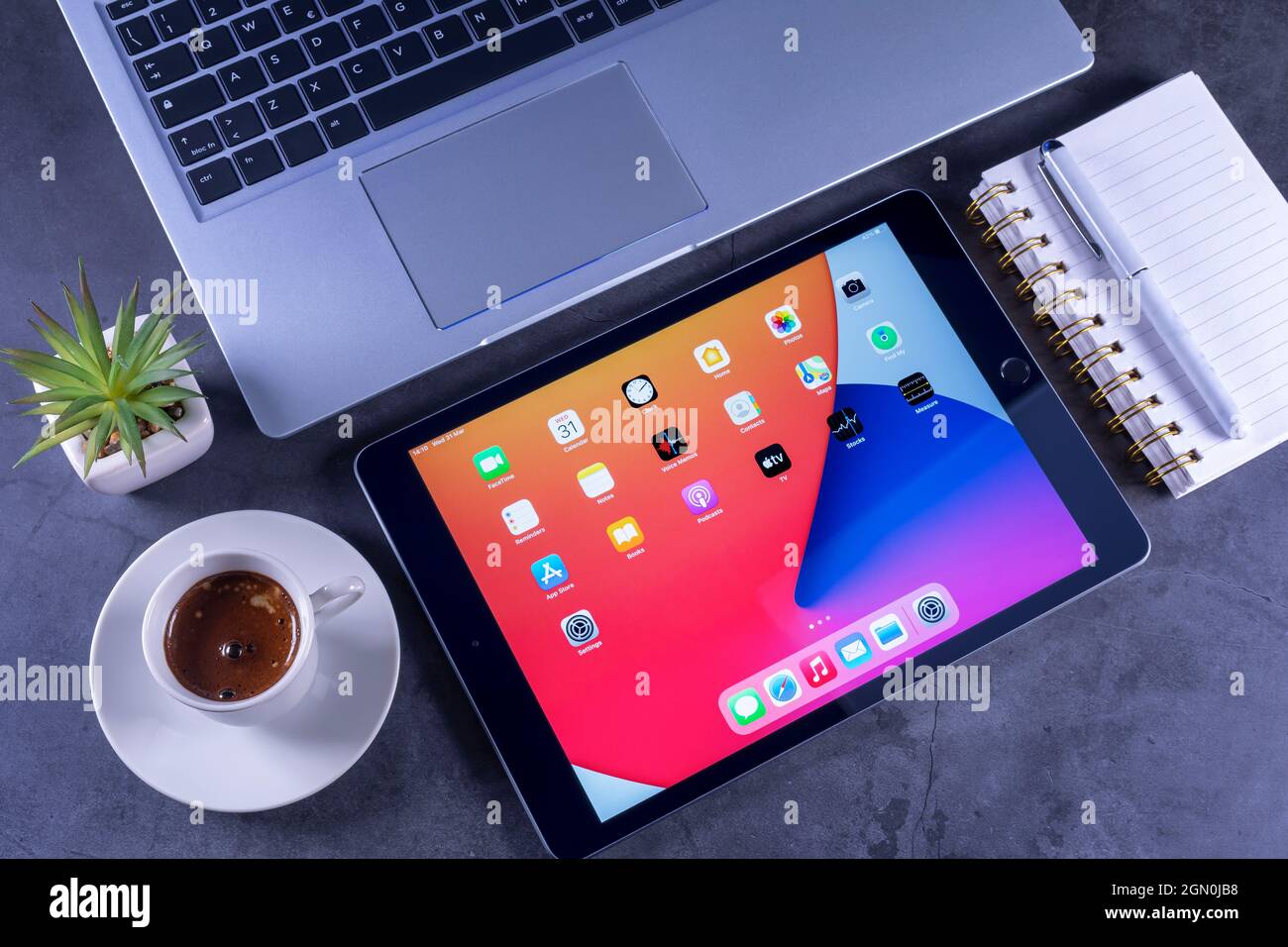Galati, Rumänien, 31. März 2021: - Apple veröffentlicht das neue iPad der 8. Generation mit dem leistungsstarken A12 Bionic-Chip, Unterstützung für Apple Pencil und den Smart Key Stockfoto