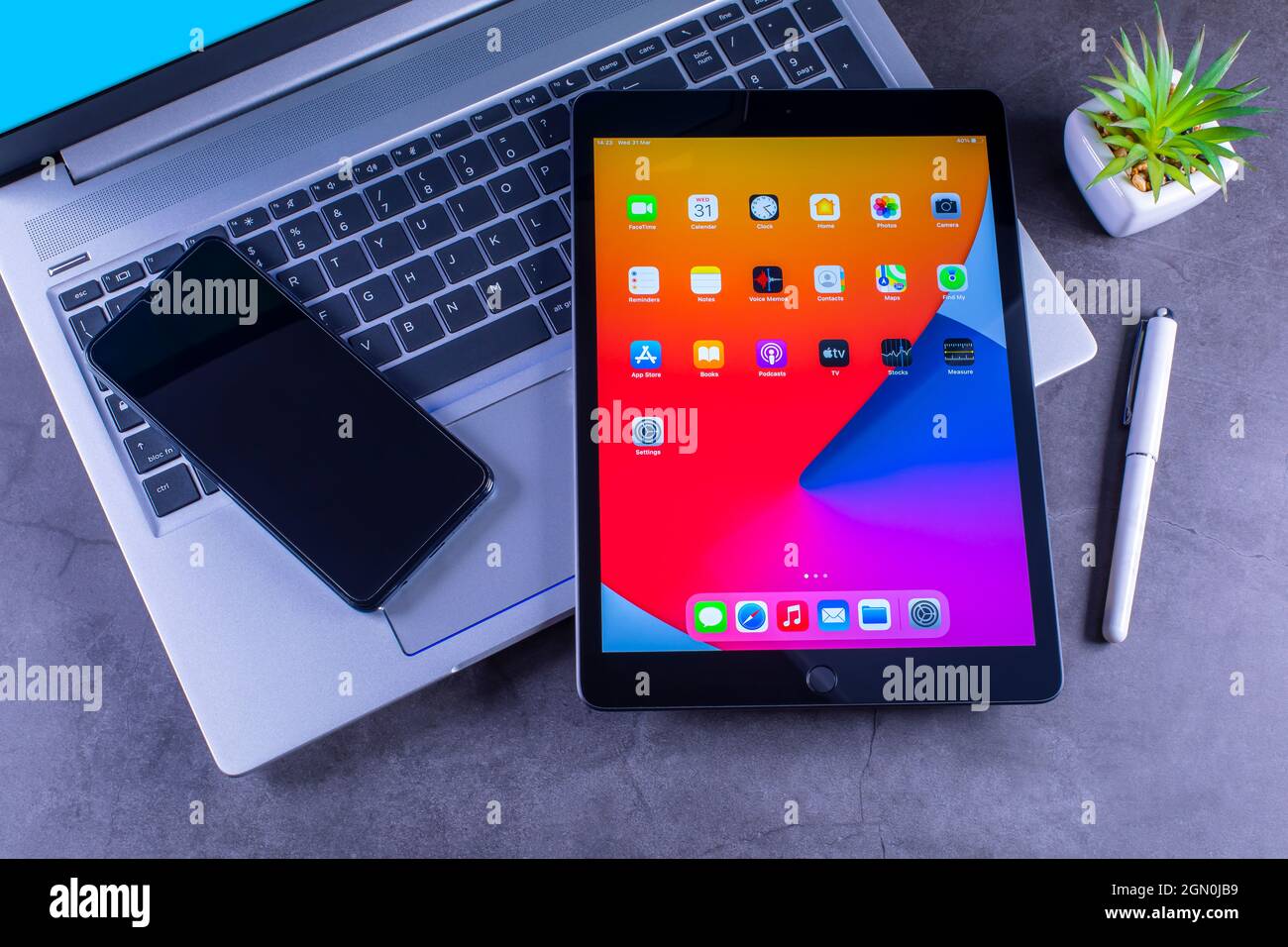 Galati, Rumänien, 31. März 2021: - Apple veröffentlicht das neue iPad der 8. Generation mit dem leistungsstarken A12 Bionic-Chip, Unterstützung für Apple Pencil und den Smart Key Stockfoto
