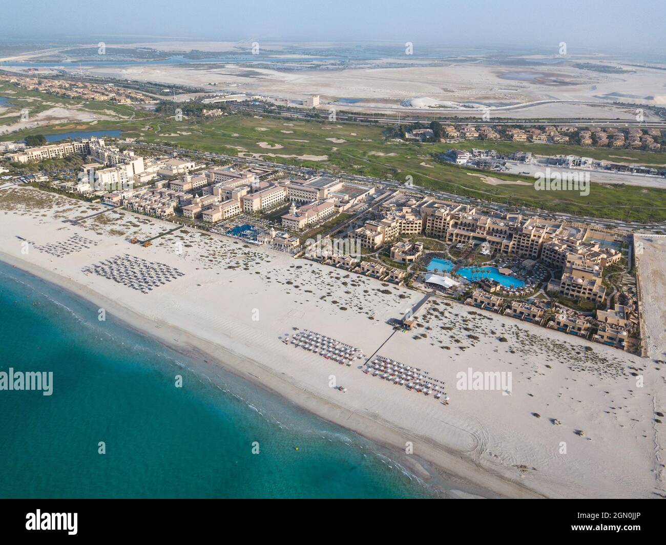 Luftaufnahme von Saadiyat Rotana Resort & Villas (rechts) und anderen Strandhotels mit Strand und Meer, Saadiyat Island, Abu Dhabi, Vereinigte Arabische Emirate, Mi Stockfoto