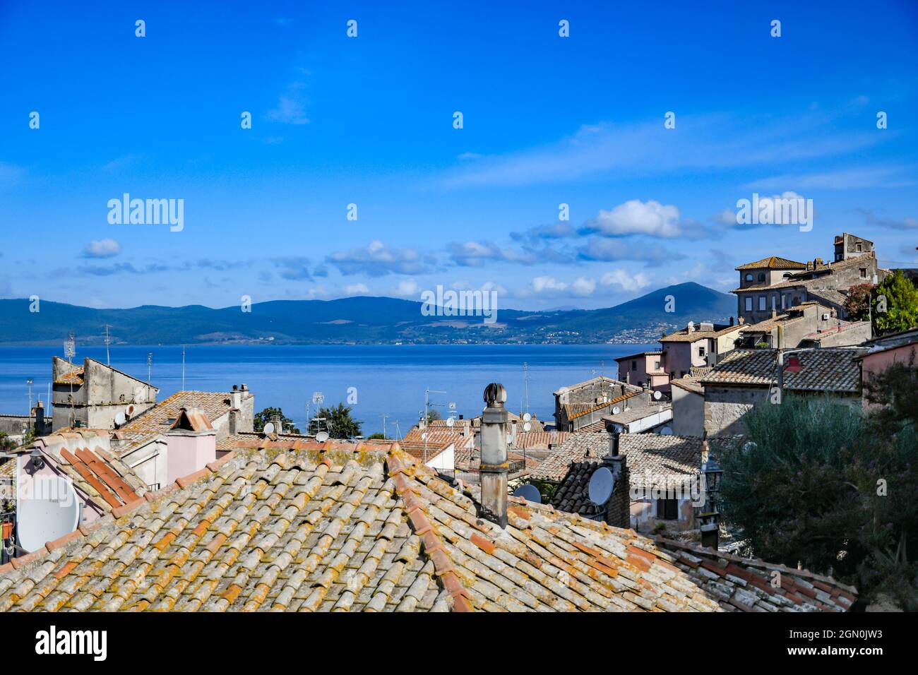 Panoramablick auf Anguillara Sabazia, eine mittelalterliche Stadt mit Blick auf einen See in der Provinz Rom. Stockfoto