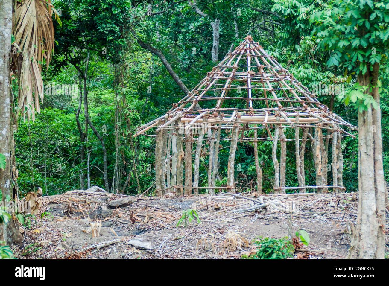 Im Tayrona National Park, Kolumbien, wird derzeit ein traditionelles rustikales Haus indigener Kogi-Völker gebaut Stockfoto
