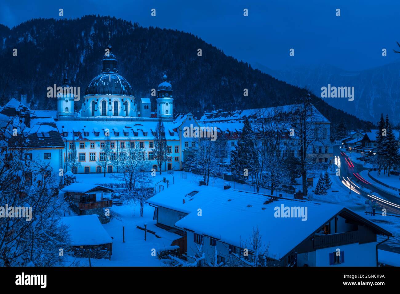 Benediktinerabtei Ettal zur blauen Stunde, Ettal, Oberbayern, Bayern, Deutschland Stockfoto
