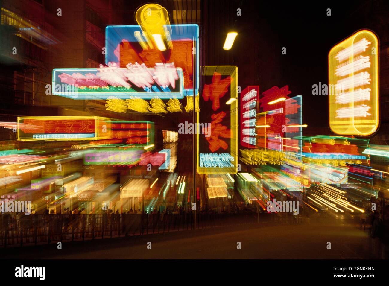 China. Hongkong. Kowloon, Nathan Road Neonschilder vergrößern das Bild des Nachts. Stockfoto