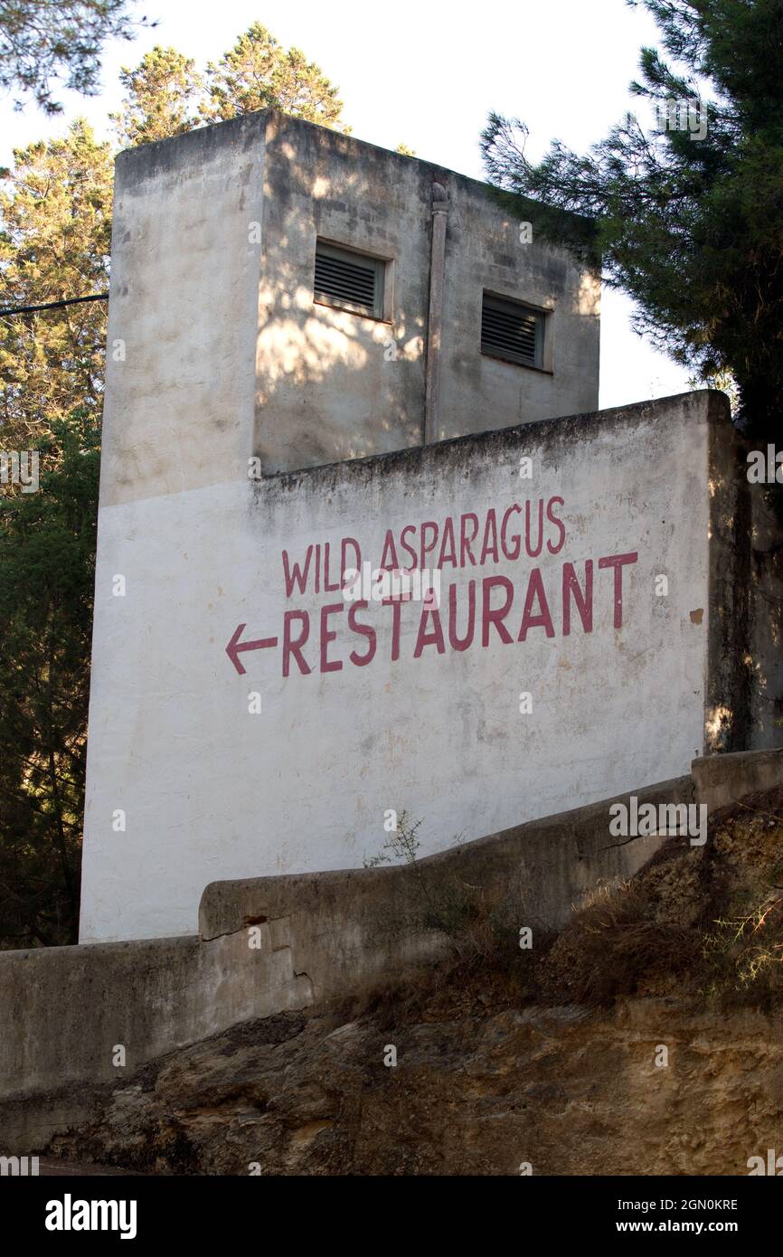 Ein Schild weist auf den Weg zum Wild Asparagus Restaurant in Cala Llonga, Ibiza, Balearen, Spanien Stockfoto