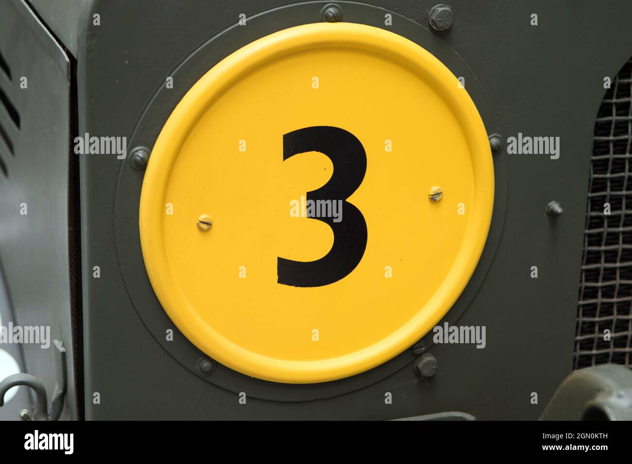 Schwarze Zahl 3 auf einem gelben Kreis Stockfoto