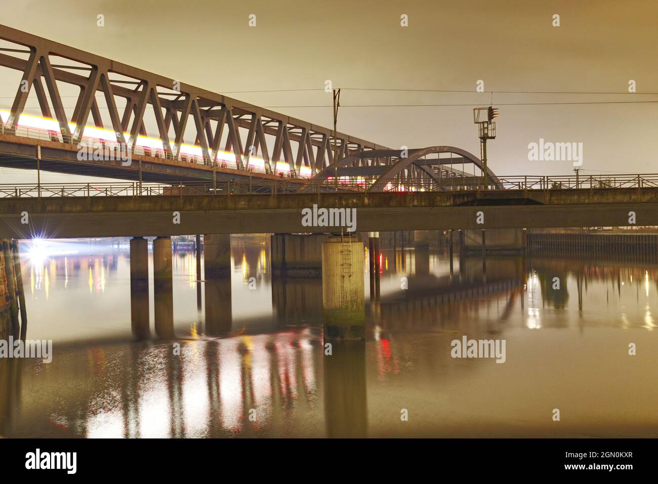 Nachtaufnahme der Eisenbahnbrücke bei Nacht Stockfoto