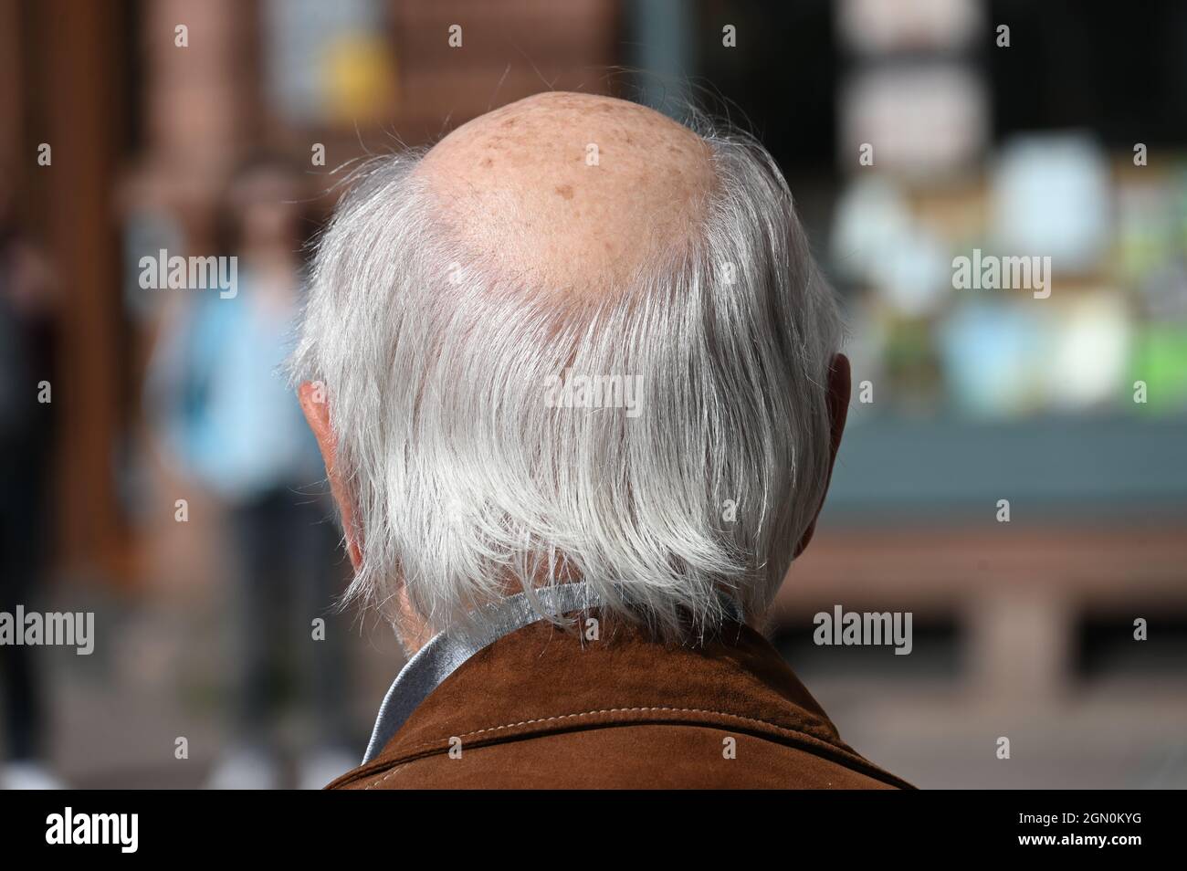 Grauer Haarkranz eines alten Mannes Stockfoto