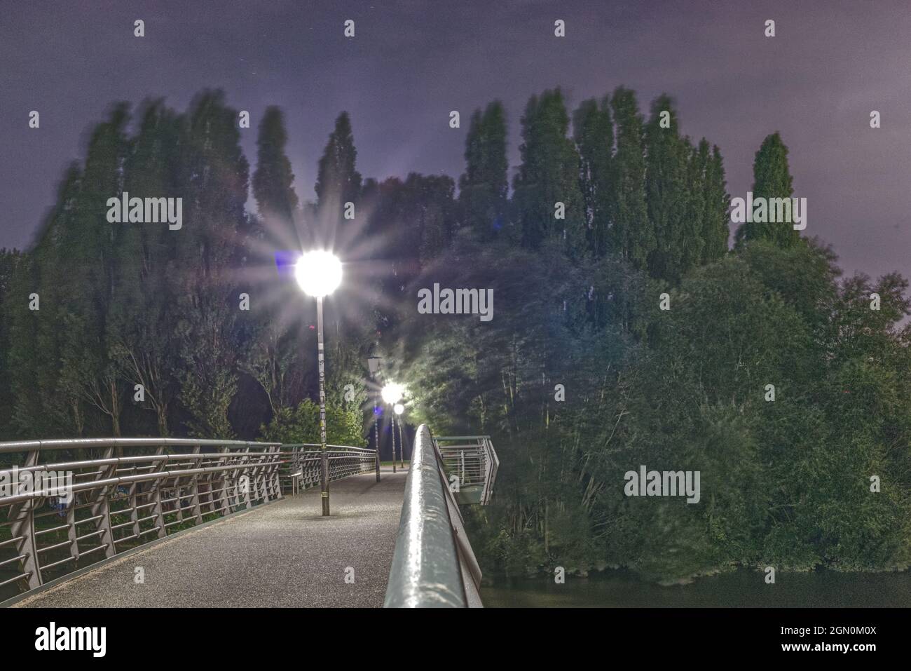 Szenische Nachtaufnahme einer beleuchteten Brücke Stockfoto