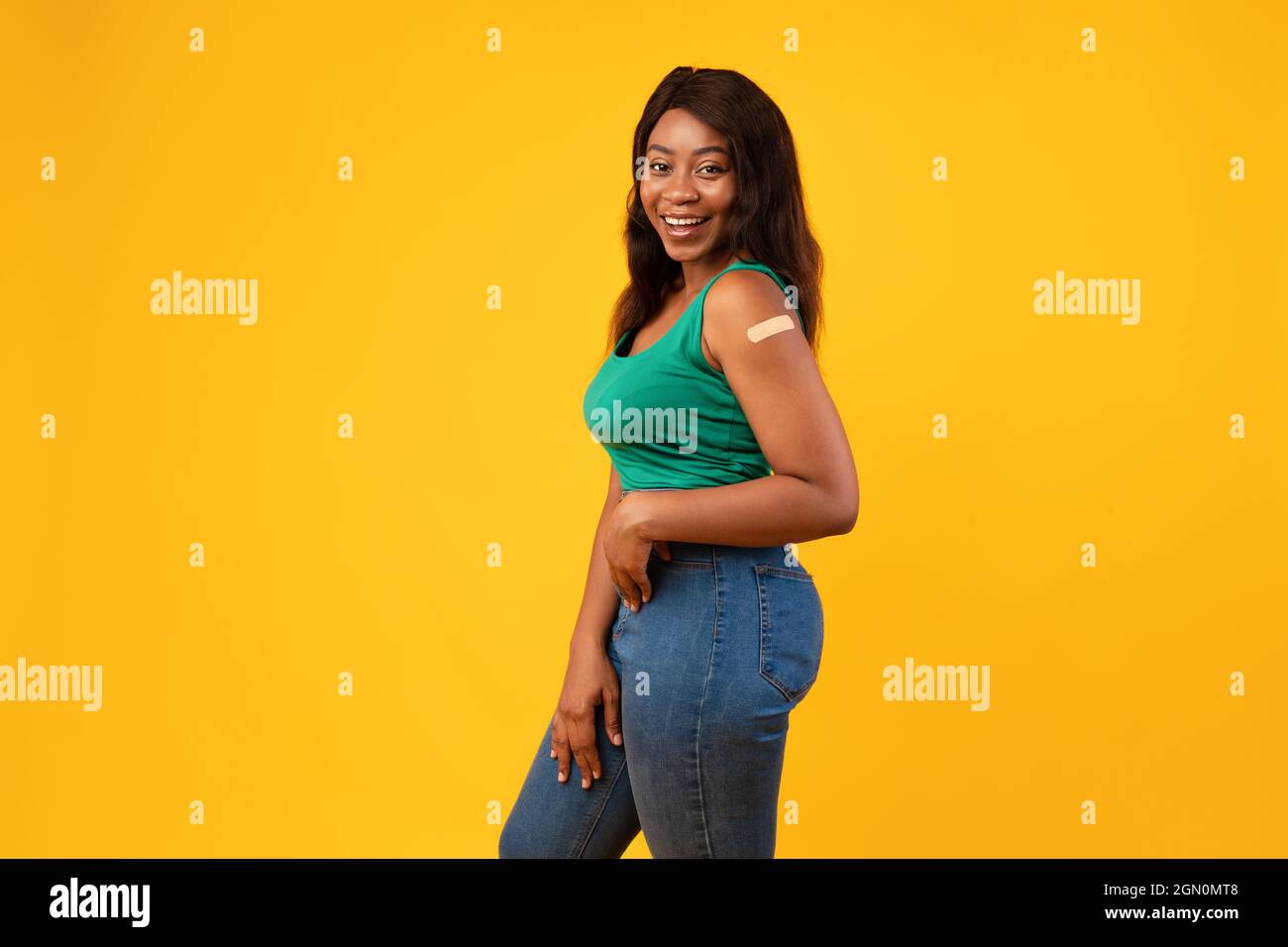 Geimpfte Schwarze Junge Frau Posiert Im Studio Auf Gelbem Hintergrund Stockfoto
