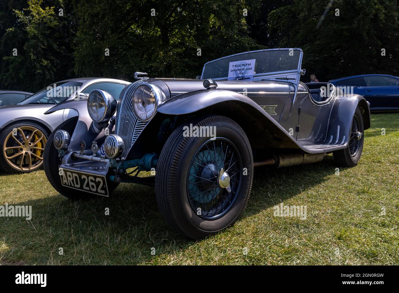 1938 Triumph Dolomite ‘ARD 262’ auf der Salon Privé Motorshow am 5. September 2021 im Schloss Blenheim zu sehen Stockfoto