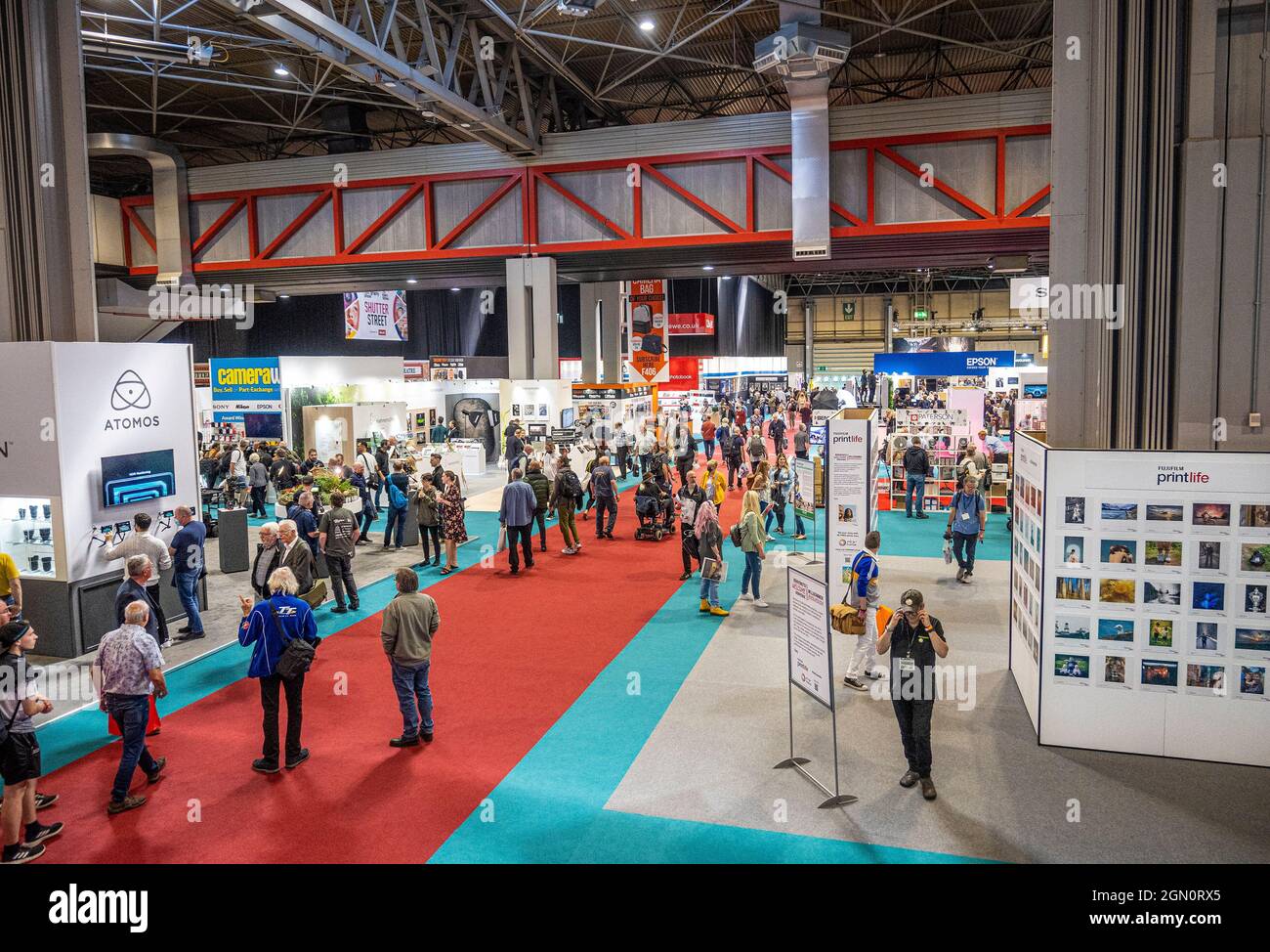 NEC Birmingham 20. September 2021: Rückkehr der beliebten Show, die professionelle Amateurfotografen zusammenbringt viel Spaß, Meisterkurse und Super-Stage-Sessions von Fotografen wie dem Wildlife-Fotografen Tom Mason Nikon Europe Optics Ambassador. Lautsprecher. Blogger. Die größte Auswahl an führenden Unternehmen in Großbritannien wie Nikon Canon, Fuji, Adobe, Alamy, Epson, Fotoausstellungen, Tade-Stände und Veranstaltungen, die fotografiert werden können, darunter Basketballfreestyle-Fans der Nummer 1 in Großbritannien. Covid 19 Schützen Sie sich und andere, halten Sie Abstand · Denken Sie an die Grundlagen guter Hygiene, · Tragen Sie eine Gesichtsbedeckung in Stockfoto