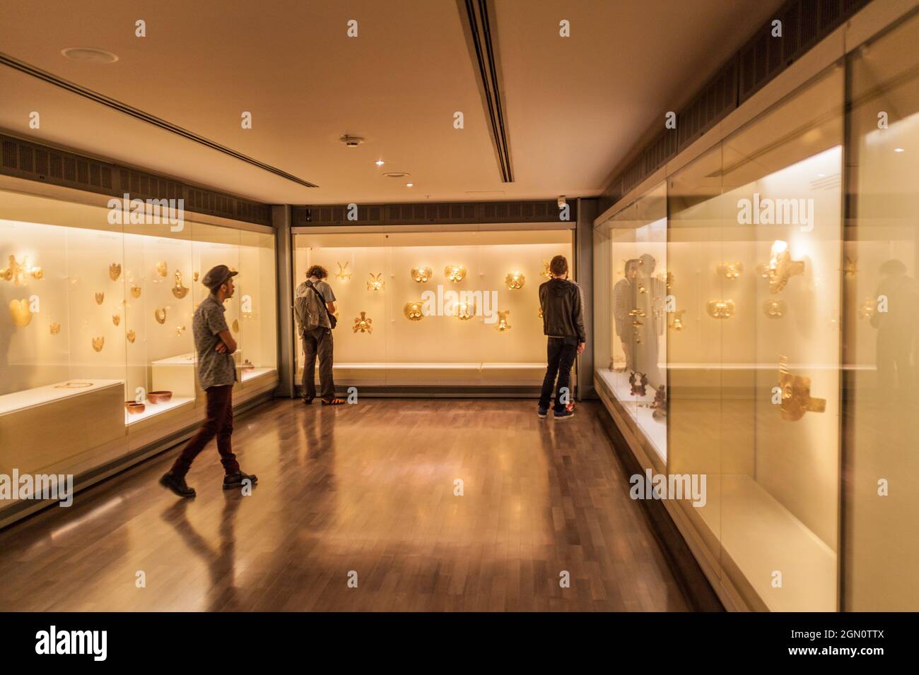 BOGOTA, KOLUMBIEN - 24. SEPTEMBER 2015: Besucher des Goldmuseums (Museo del Oro) in Bogota, der Hauptstadt Kolumbiens. Stockfoto