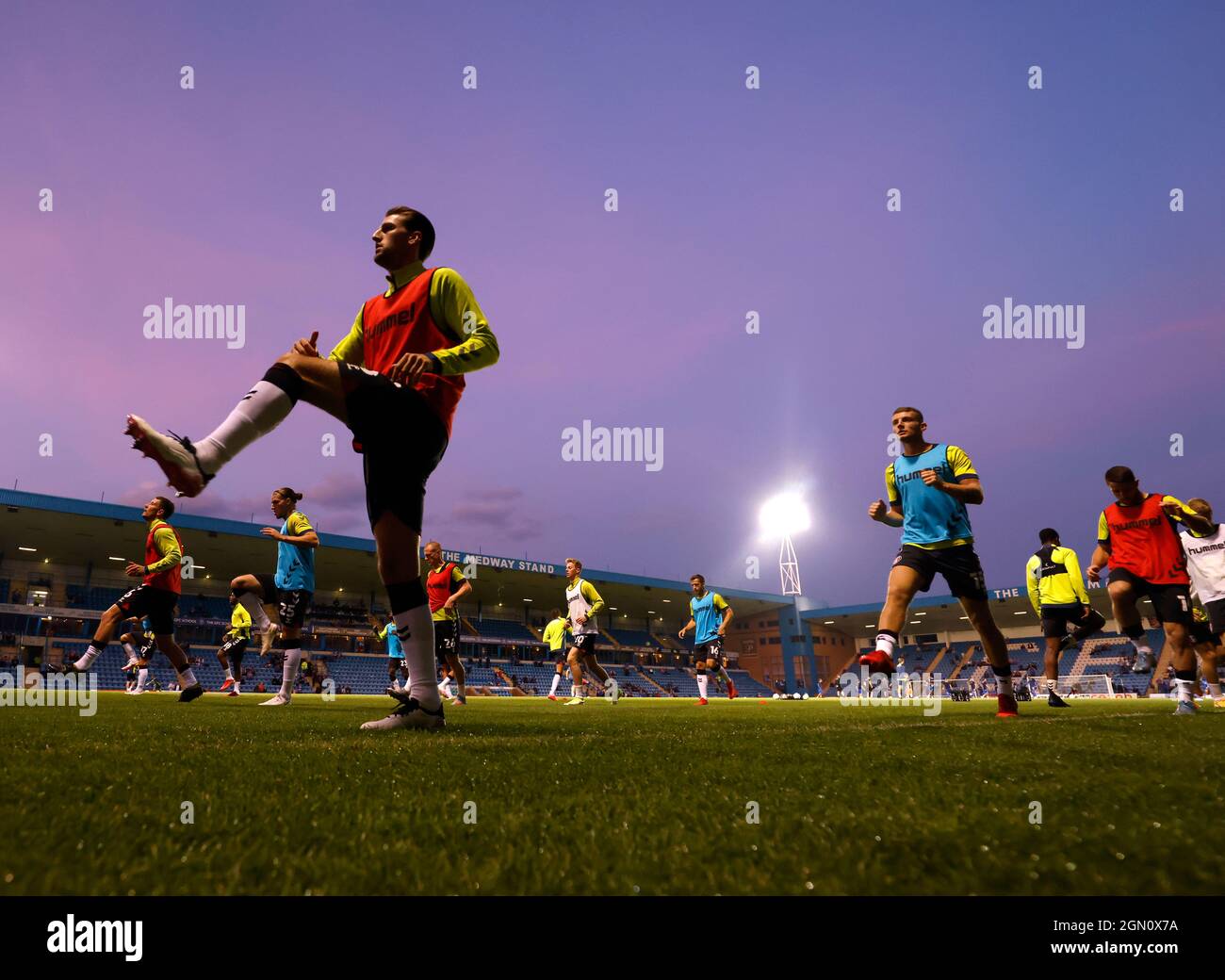 Die Spieler wärmen sich vor dem Sky Bet League One Spiel im Priestfield Stadium, Gillingham auf. Bilddatum: Dienstag, 21. September 2021. Stockfoto