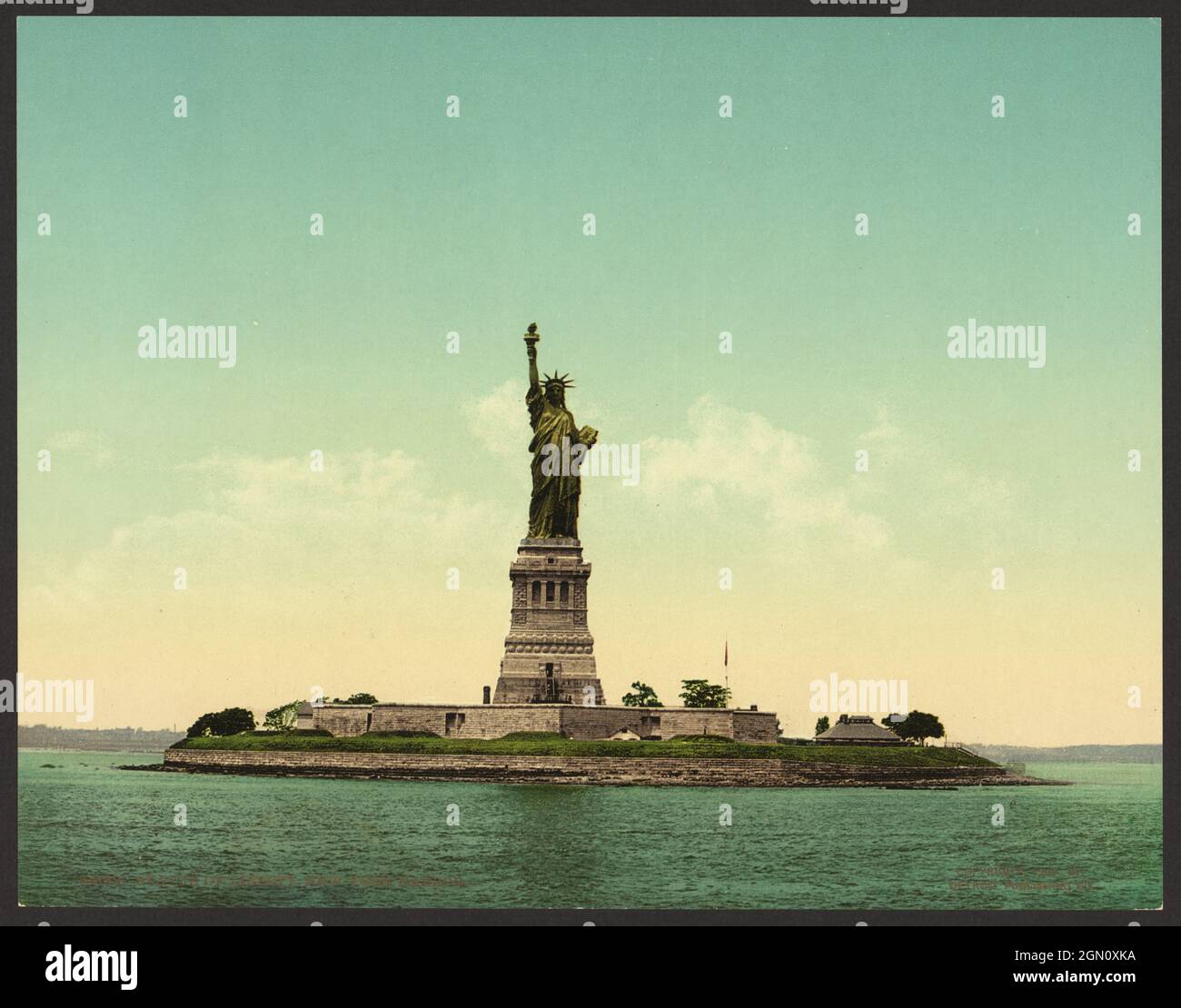 Freiheitsstatue und Liberty Island im Hafen von New York im Jahr 1900, New York City, USA Stockfoto