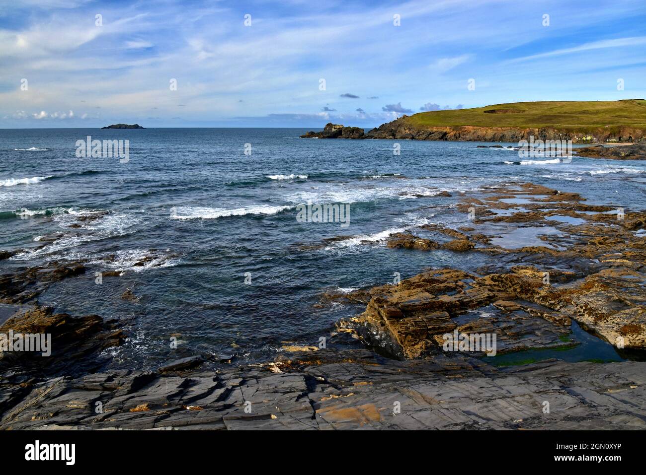 Trevone Bay und Madrips rocken. Stockfoto