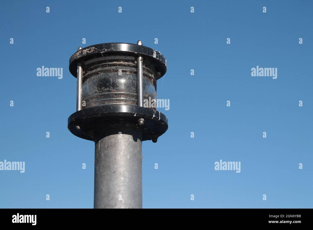 Eine traditionelle Vintage-Lampe am blauen Himmel mit Spinnennetzen Stockfoto