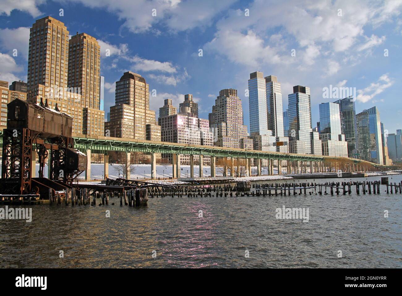 Die Wolkenkratzer auf dem weißen Schnee im Riverside Park in New York City Stockfoto