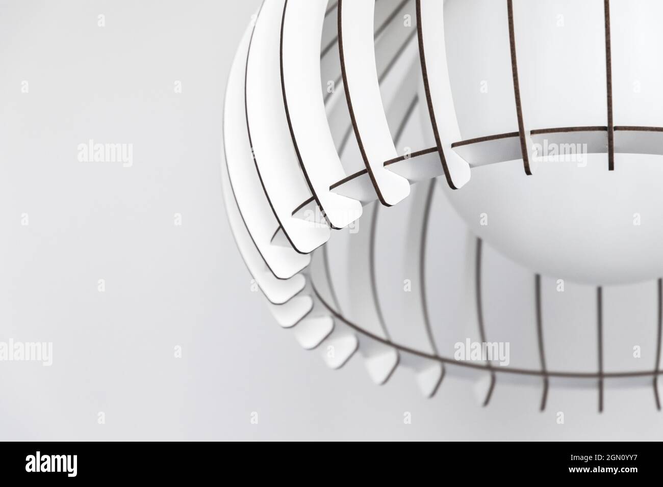 Parametrischer weißer Kronleuchter, moderne minimalistische Architektur. Moderne Details im Interior Design Stockfoto