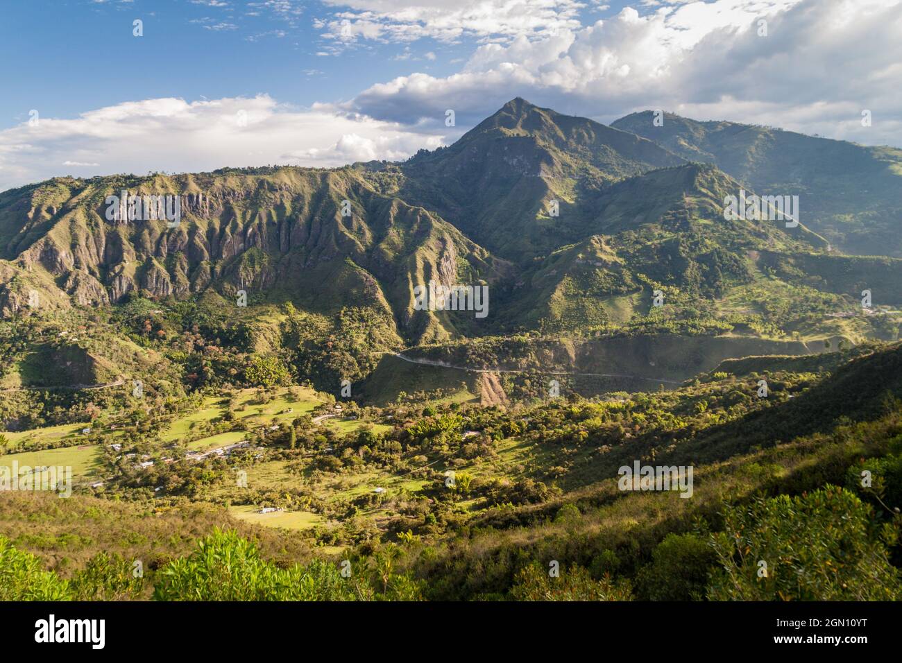 Tal des Flusses Ullucos in der kolumbianischen Region Cauca Stockfoto