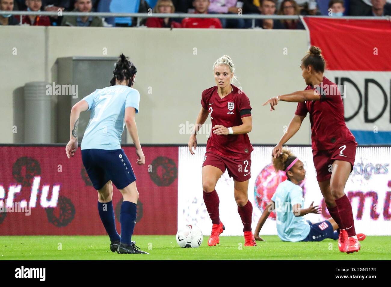 Luxemburg, Luxemburg. September 2021. Rachel Daly (2 England) am Ball beim Qualifikationsspiel der FIFA Frauen-Weltmeisterschaft 2021 zwischen Luxemburg und England im Stade de Luxembourg, Luxemburg. Kredit: SPP Sport Pressefoto. /Alamy Live News Stockfoto