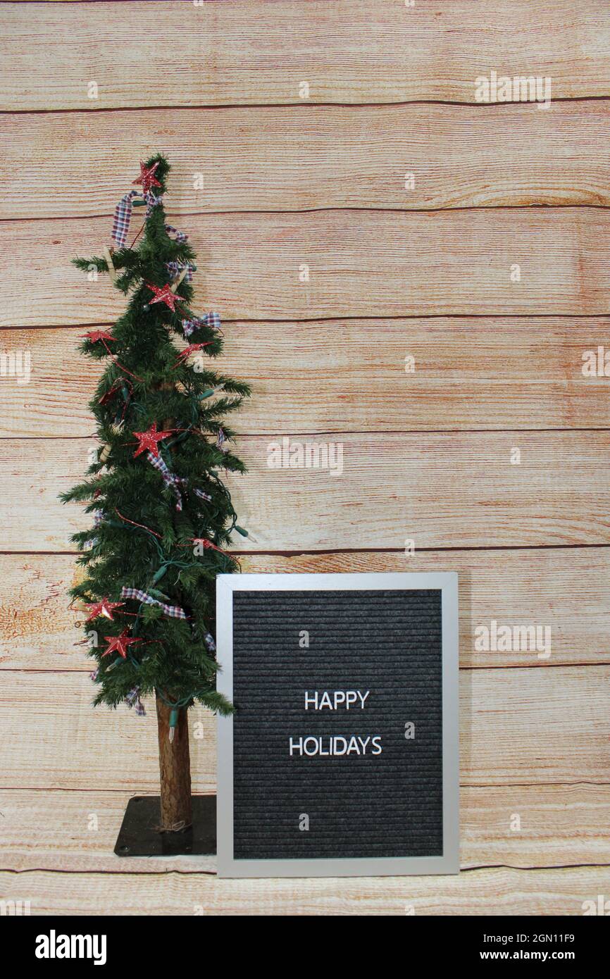 Frohe Feiertage mit Weihnachtsbaum. Stockfoto
