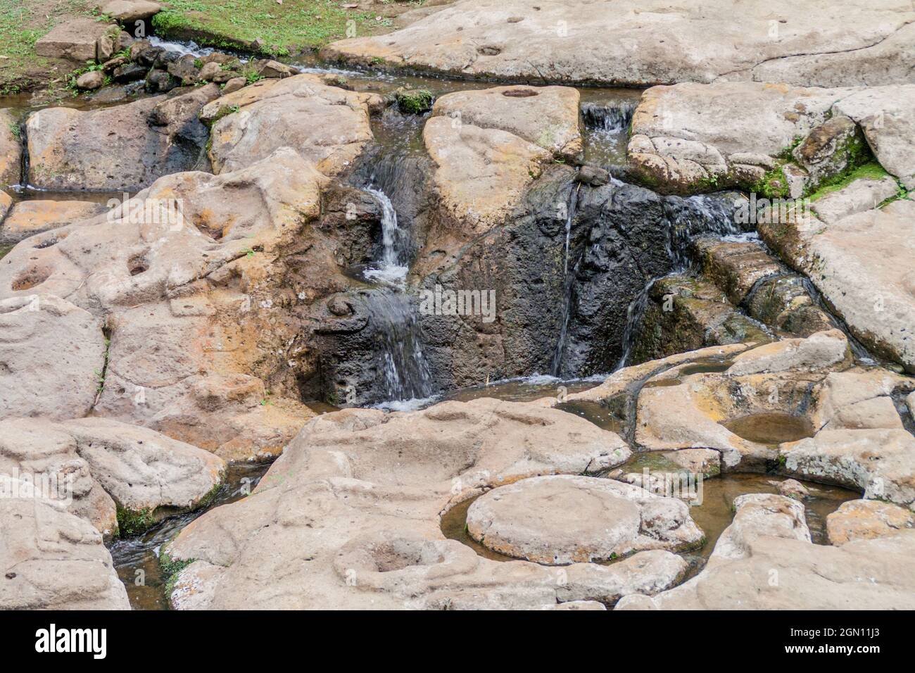 Alte Flussbettschnitzungen genannt Fuente de Lavapatas im archäologischen Park in San Agustin, Kolumbien Stockfoto