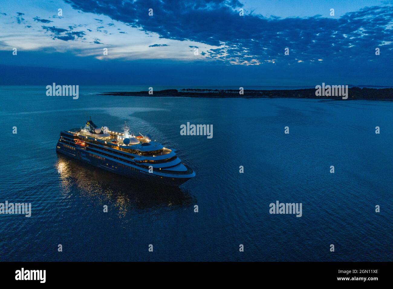 Luftaufnahme des Expeditionskreuzfahrtschiffes World Explorer (Nicko Cruises) mit Insel hinten in der Abenddämmerung, Punta del Este, Maldonado Department, Uruguay, Süden Stockfoto