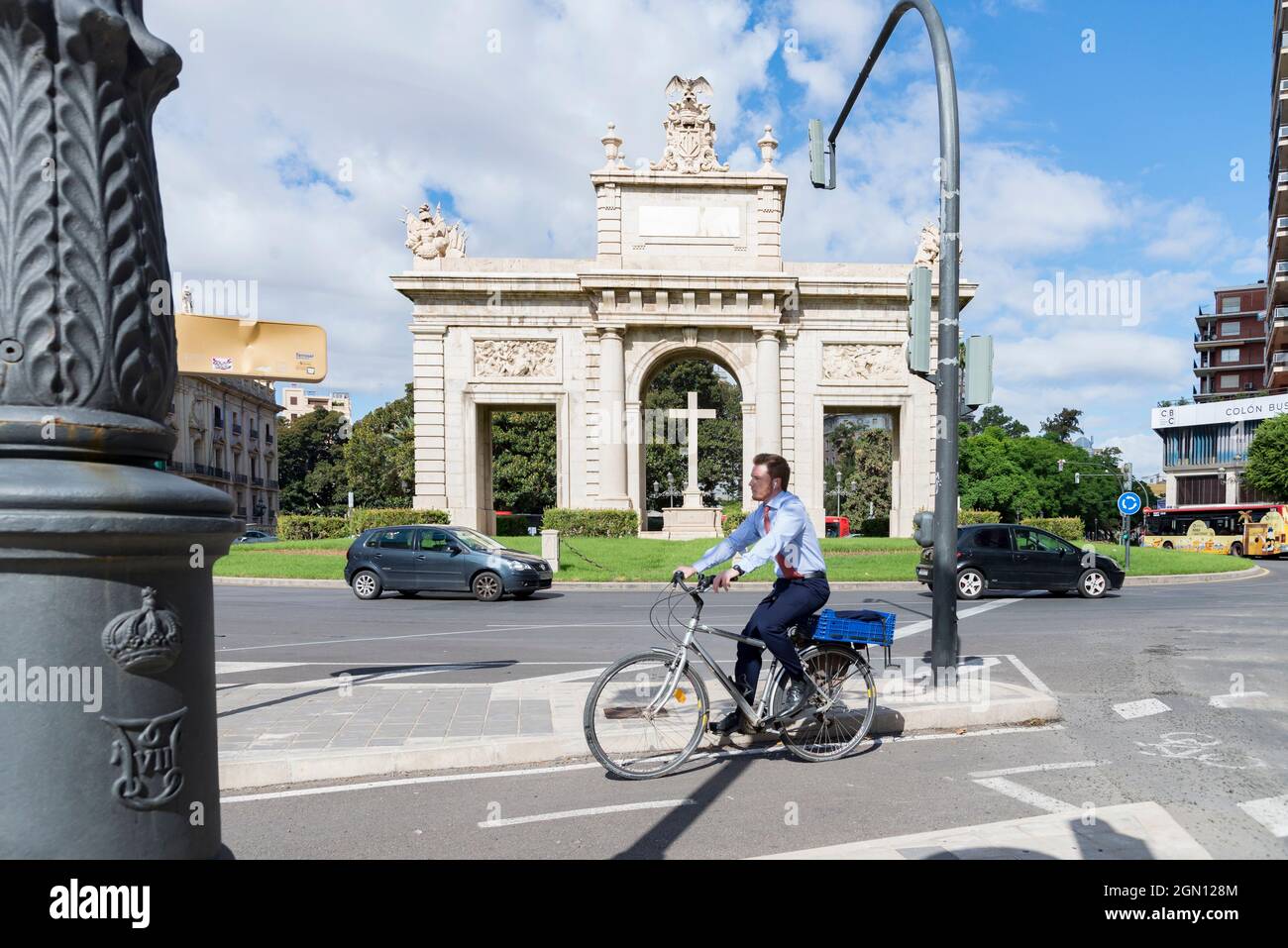 Valencia, Spanien. September 2021. Ein Mann auf einem Fahrrad in der Nähe von La Puerta de la Mar in Valencia. Kredit: SOPA Images Limited/Alamy Live Nachrichten Stockfoto