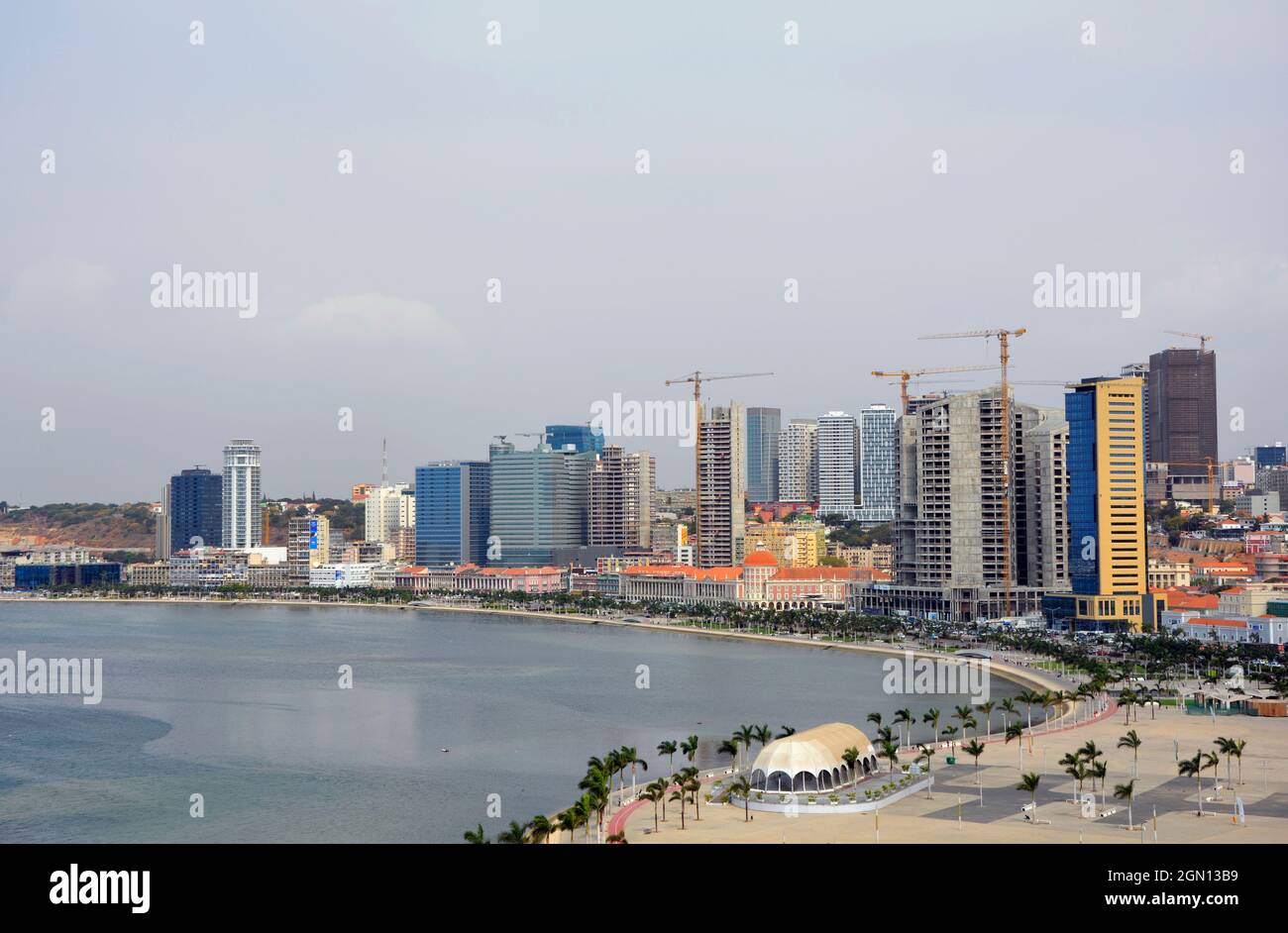 Angola; Provinz Luanda; Hauptstadt Luanda; Blick auf die Uferpromenade; Marginal genannt; moderne Bürogebäude im Stadtzentrum Stockfoto