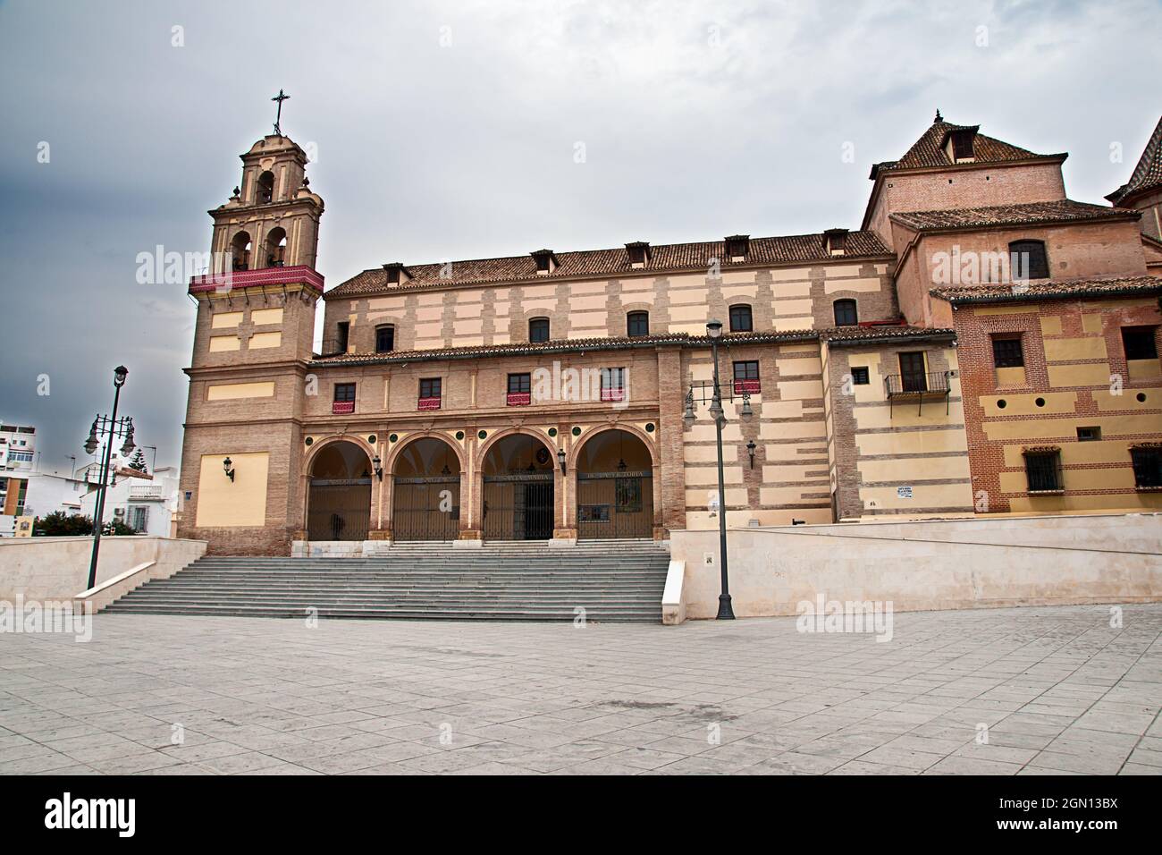 Basilika, königliches Heiligtum und Pfarrei Santa Maria de la Victoria gegen einen blau bewölkten Himmel Stockfoto