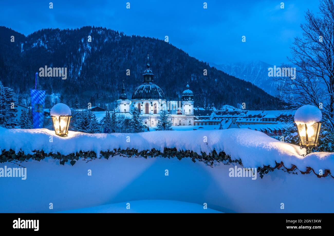 Benediktinerabtei Ettal zur blauen Stunde, Ettal, Oberbayern, Bayern, Deutschland Stockfoto