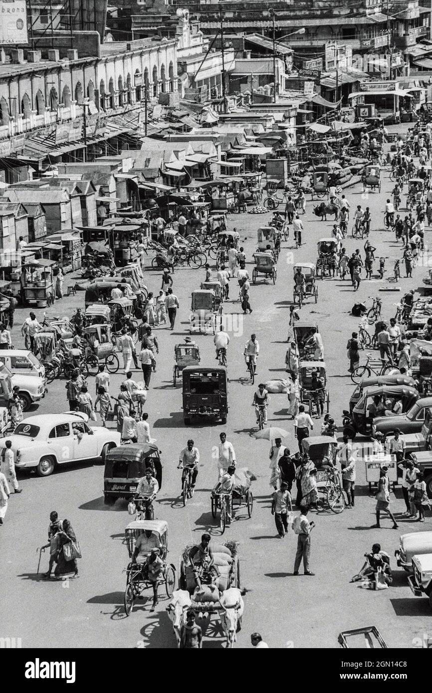 Überfüllte Straße im Geschäftsviertel einer kleinen Stadt in Indien Stockfoto