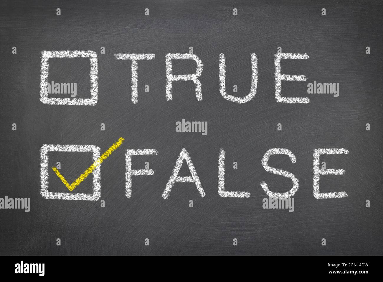Diagramm auf einem Schwarzen Brett, um die Markierung „wahr“ oder „falsch“ eines Problems zu überprüfen. Stockfoto