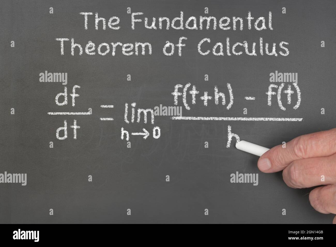 Ein Professor vervollständigt das Schreiben eines grundlegenden Theorems der Kalkül-Formel auf einer Tafel, eine gängige mathematische Gleichung, die heute in der Schule gelehrt wird. Stockfoto