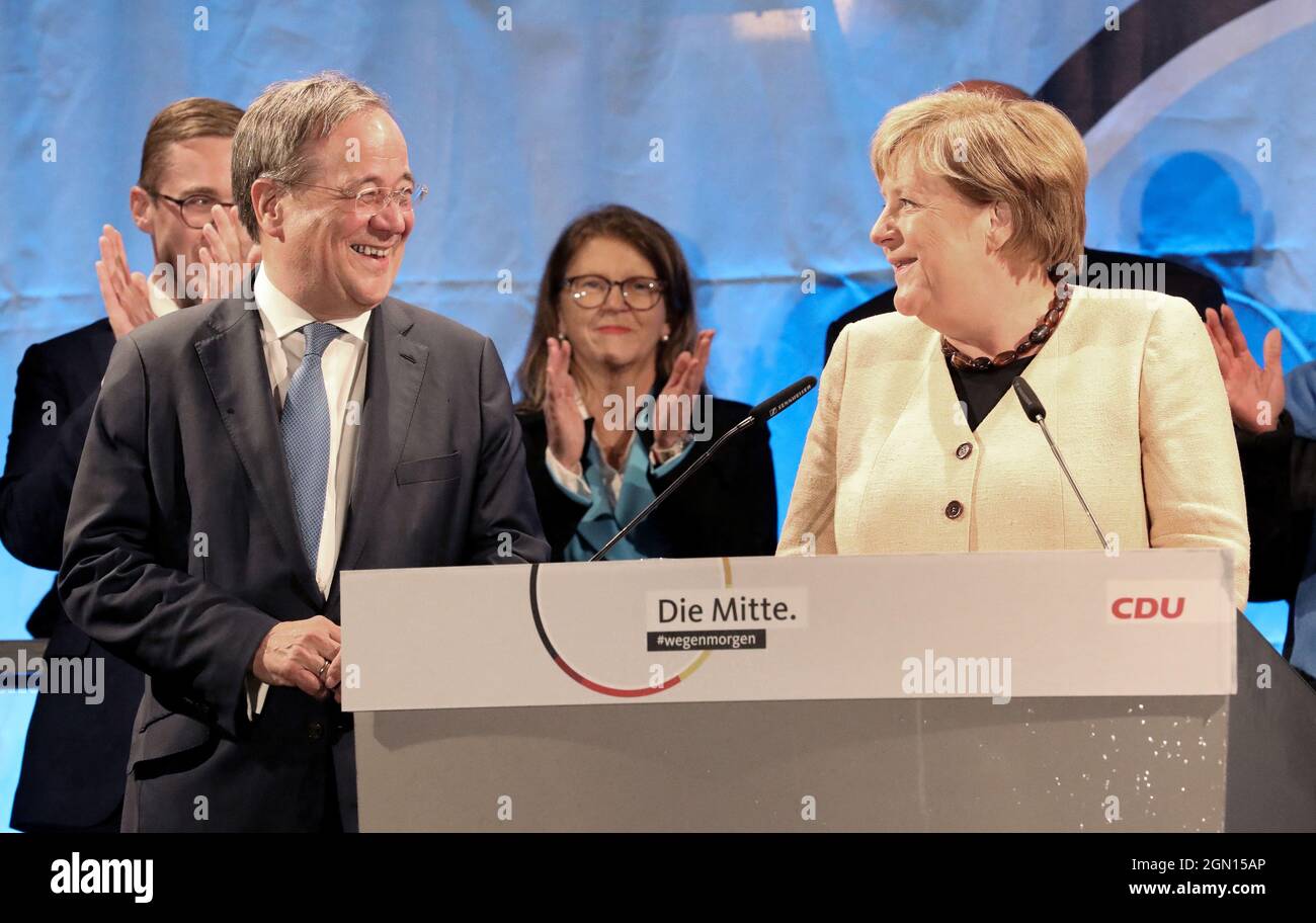 Stralsund, Deutschland. September 2021. Armin Laschet (CDU) (l-r), CDU/CSU-Kanzlerkandidat, und Angela Merkel (CDU), deutsche Kanzlerin, bei einem gemeinsamen Wahlkampfauftritt in der Hansestadt. Quelle: Bernd Wüstneck/dpa-Zentralbild/dpa/Alamy Live News Stockfoto